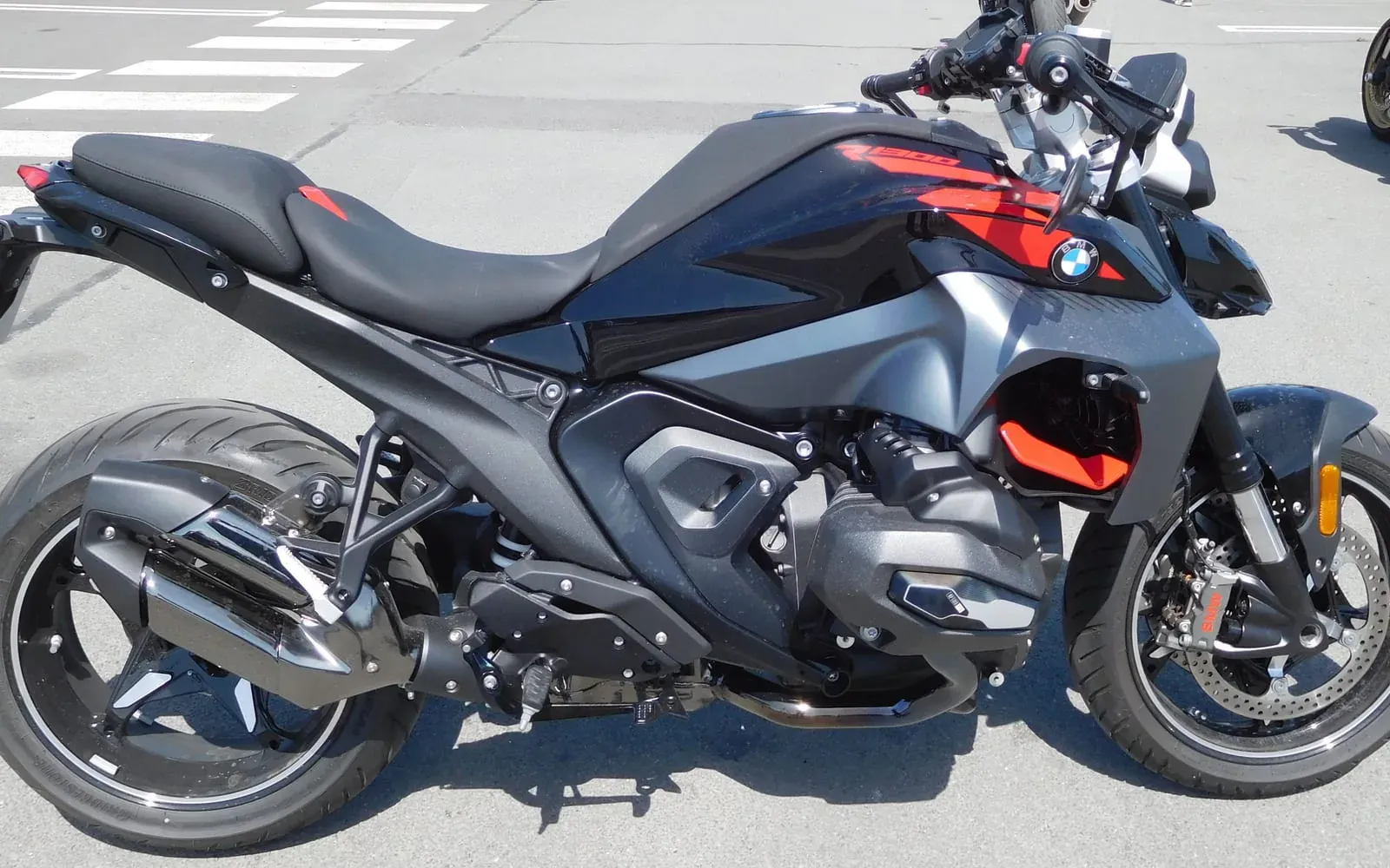 BMW R 1300 R: The Boxer Roadster Finally Gets Serious